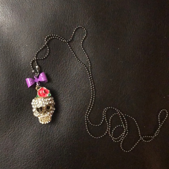 ⭐️Skull & Bow Necklace - Picture 3 of 6